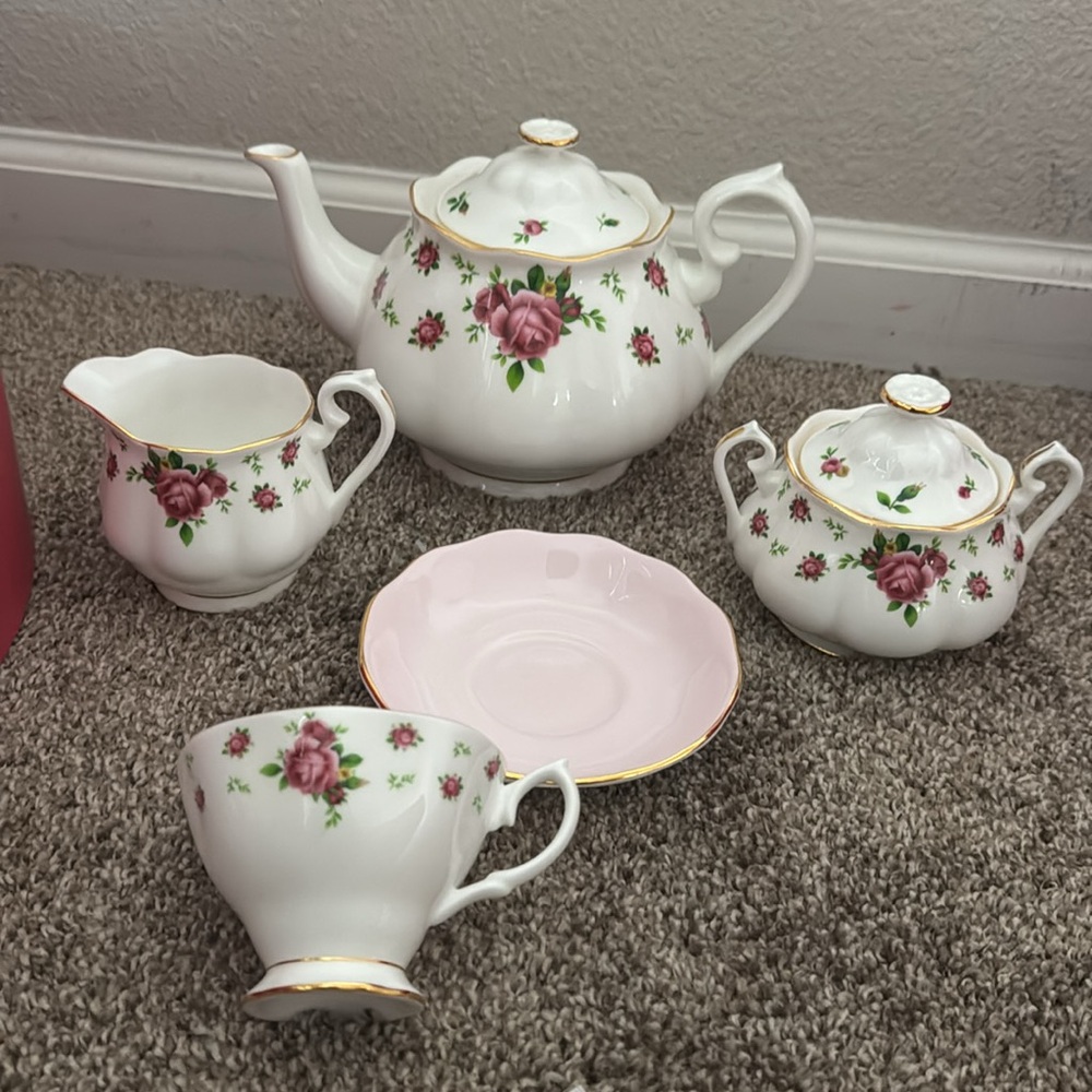 Royal Albert New Country Roses White Teapot Creamer Sugar cup and saucer set